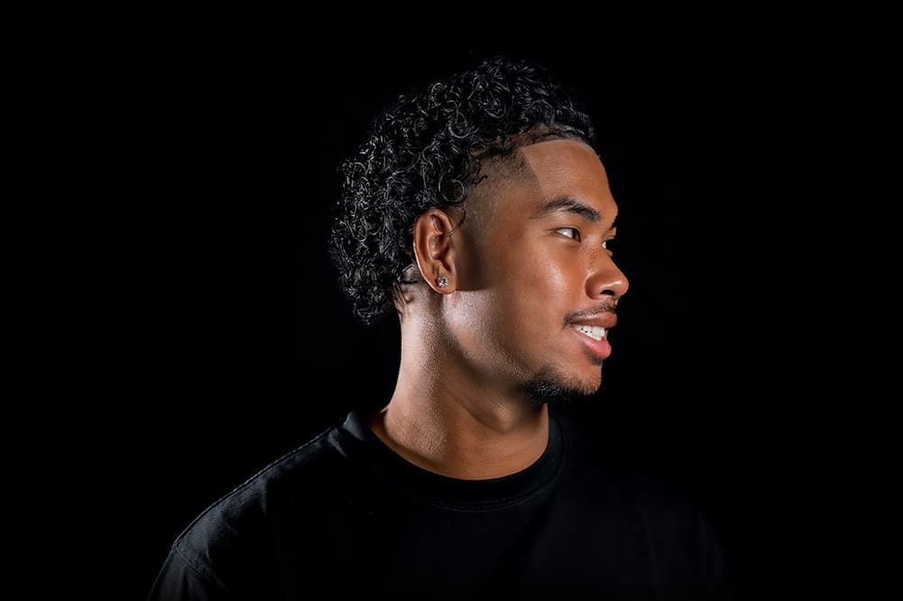 Comment une hairline transforme votre style et structure le visage